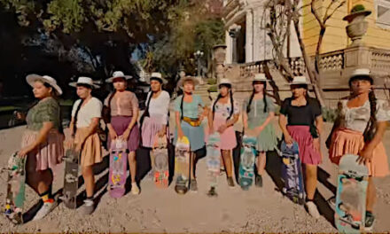 Las "cholitas" bolivianas dominan el monopatín en esta inspiradora campaña de Samsung