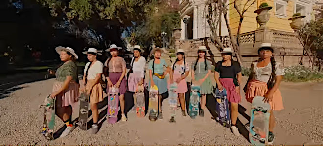 Las "cholitas" bolivianas dominan el monopatín en esta inspiradora campaña de Samsung