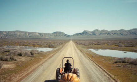 Un anciano y una calabaza a bordo de un lento tractor protagonizan este genial spot de Apple