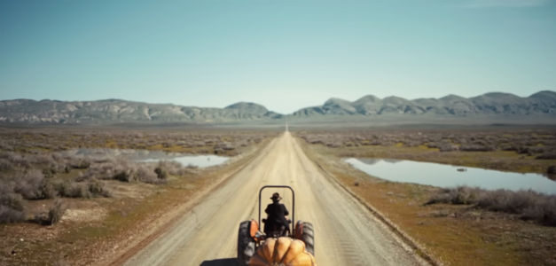 Un anciano y una calabaza a bordo de un lento tractor protagonizan este genial spot de Apple