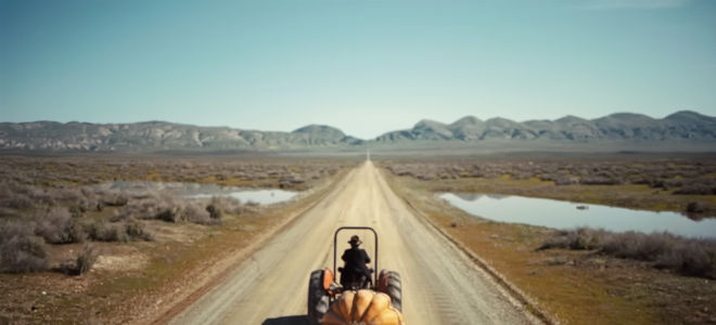 Un anciano y una calabaza a bordo de un lento tractor protagonizan este genial spot de Apple