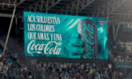 Coca-Cola desafía la percepción visual en estadios donde el color rojo está prohibido