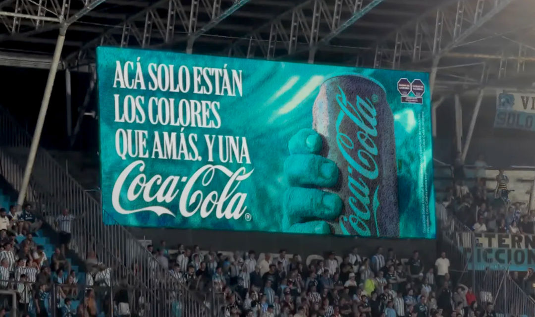 Coca-Cola desafía la percepción visual en estadios donde el color rojo está prohibido
