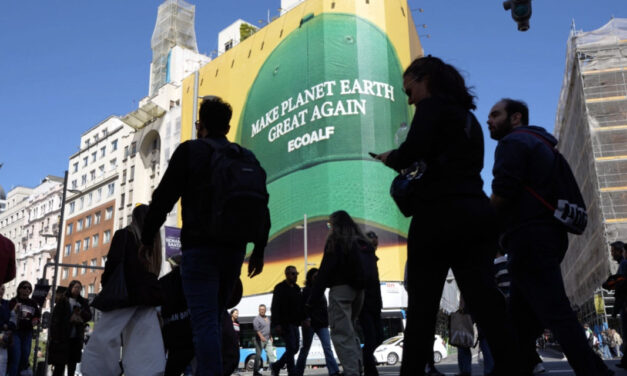 Ecoalf reinventa el eslogan de Donald Trump para salvar el planeta