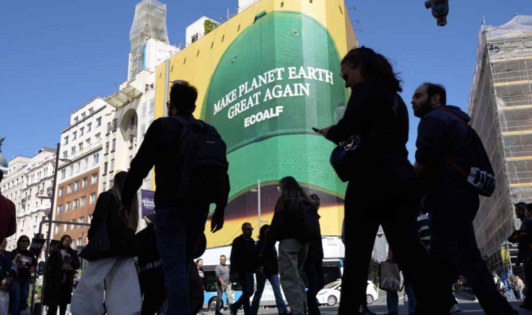 Ecoalf reinventa el eslogan de Donald Trump para salvar el planeta