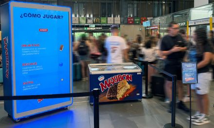 Maxibon y la agencia UM revolucionan la publicidad exterior al convertir mupis digitales en salas de juego interactivas