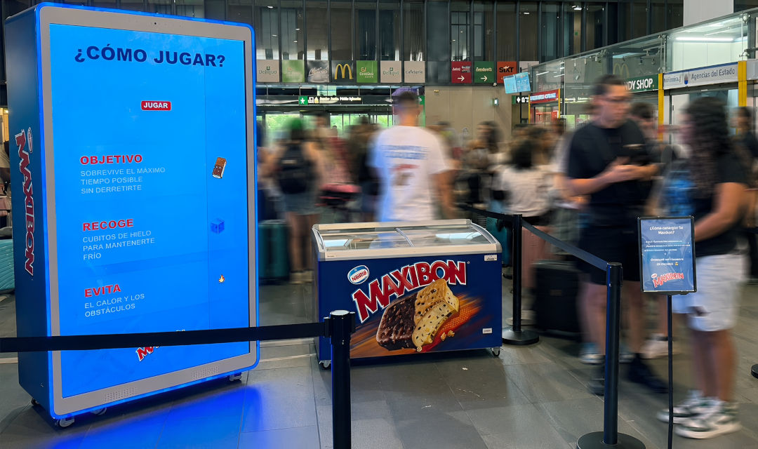 Maxibon y la agencia UM revolucionan la publicidad exterior al convertir mupis digitales en salas de juego interactivas